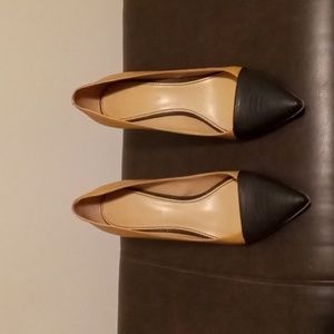 Cute black/tan high heel pump in great condition